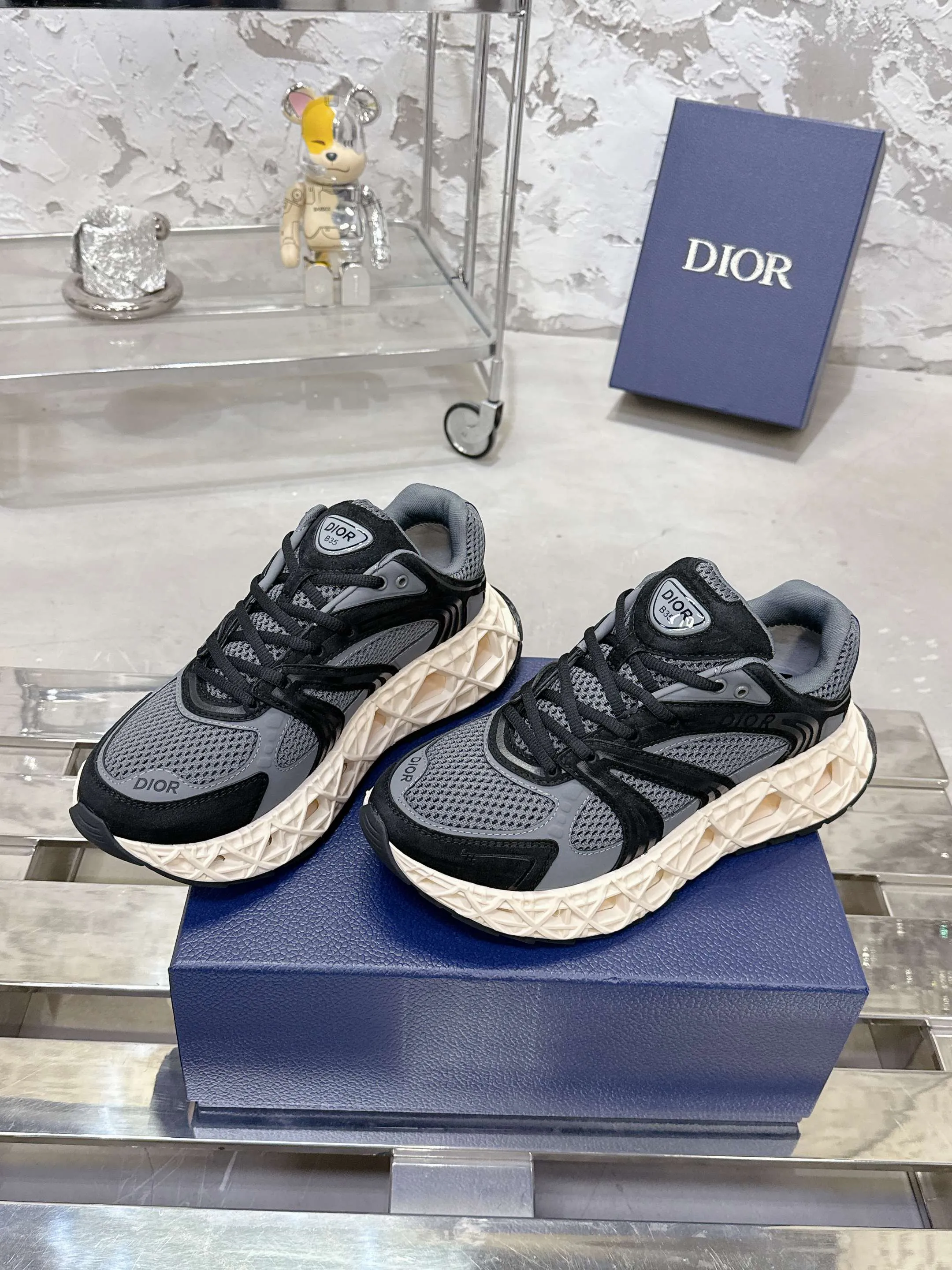 Factory price 780💰 Top version! ! ! Dior (B35) DIOR spring and summer men's wear show, the show was held at the Valle de Grasse School in Paris. Kim Jones drew inspiration from the works of South African artist Hylton Nel. The details of the shoes, clog soles and tribal elements, cleverly blended luxury craftsmanship and practicality, with fresh childishness and bright temperament, creating a new season hot spot. Dior KAWA Dior co-branded casual sports shoes reinterpret running shoes with Dior's high-end style. B35 is made of fine-textured leather and mesh fabric materials. It can be worn in all seasons, is comfortable and breathable, and has multiple lines on the shoe body to outline details. It has a full retro three-dimensional feel and can create a casual look all year round! Fabric: Cowhide/customized cloth material Lining: Imported breathable mesh Outsole: Original molded outsole Size: 39-46 (customized at 45.46)